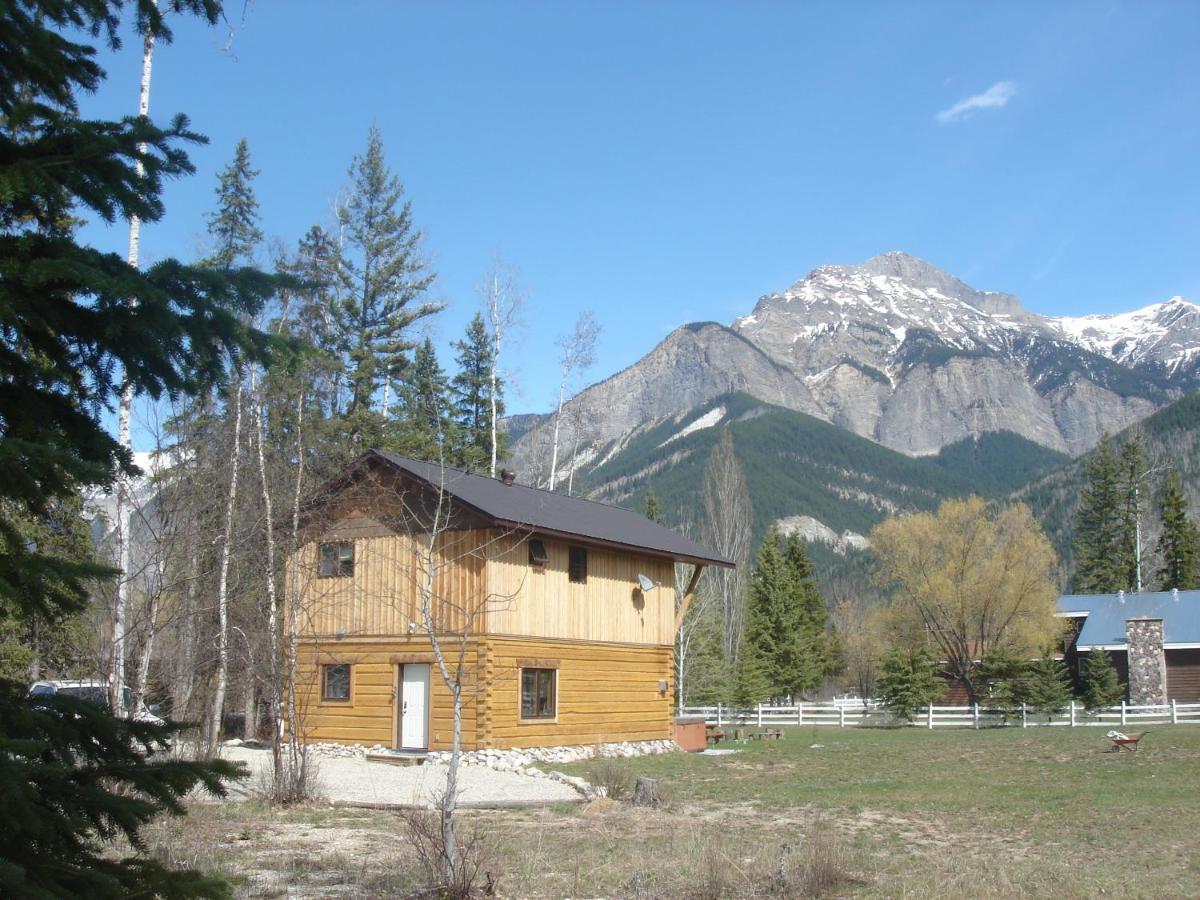 Kicking Horse Kabins Golden Buitenkant foto