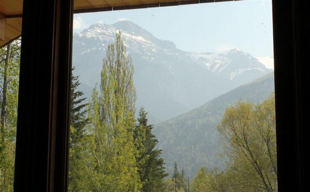 Kicking Horse Kabins Golden Buitenkant foto